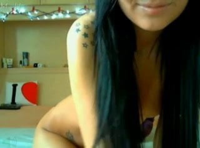 Cathern Showing Off On Cam Tattoed Webcam Brunette Straight Models